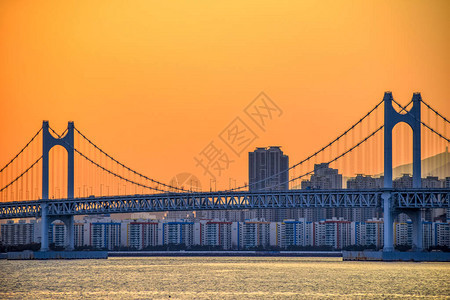 日落时的广安大桥和海云台釜山市韩国背景图片