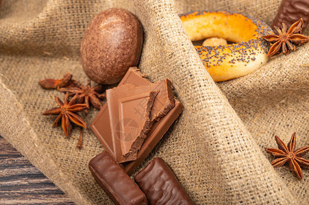 贝果巧克力恒星香肠和巧克力姜饼图片