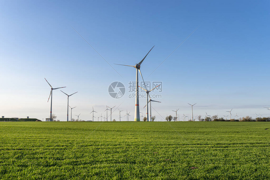 风力涡轮机用于德国西部一个田地的图片