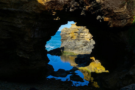 澳大利亚维多利亚州大洋路沿线吸引游客的石窟池和地质构图片