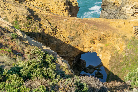 澳大利亚维多利亚大洋路沿线吸引游客的石窟地质构造的天图片