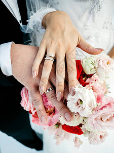 新娘和新郎握手背景的鲜花展示结婚图片