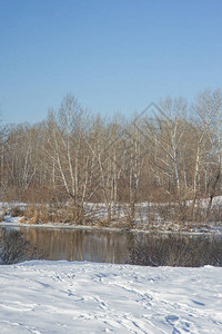 冬天的河水下雪河图片