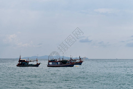 小渔船从泰国湾的柯兰岛海岸起航捕鱼图片