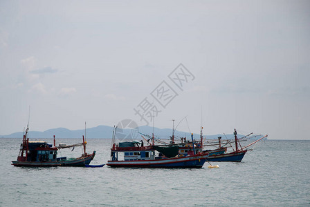 小渔船从泰国湾的柯兰岛海岸起航捕鱼图片