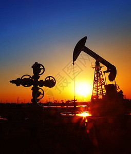油田现场石油管道和图片