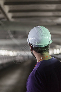 白头盔工人查看肮脏的灰尘车间void概念灰色背图片素材
