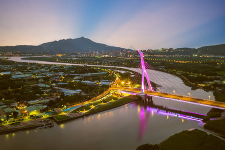 晚上的台北社子岛和观音山图片