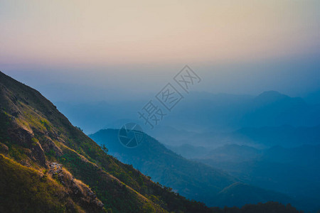 春季和夏季从山层游荡到自然中最图片