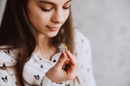 饮食营养女孩服用油Omega3鳕鱼肝丸图片