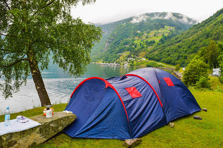 蓝色旅游帐篷位于Geirangerfjord岸边Geanger村附近图片