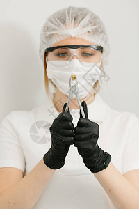 戴黑色手套在牙科诊所用黑手套提图片