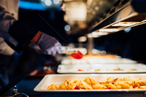 为特殊场合的节日庆典晚宴提供各种健康菜肴地中海均衡饮食烤土豆和蔬菜配健康婚礼晚餐图片