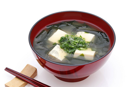 日本菜豆腐和海藻汤在碗里用棍图片