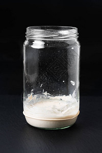 食品概念在黑石板上的玻璃罐中制作自制酵母发酵剂或发酵母发酵面粉图片
