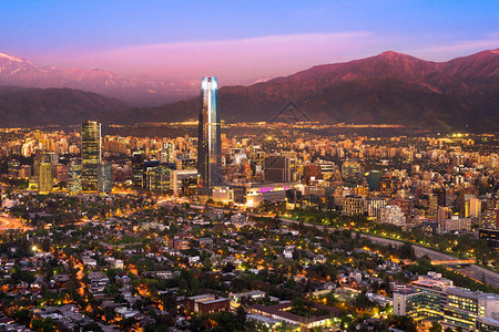 智利圣地亚哥黄昏时的全景图片