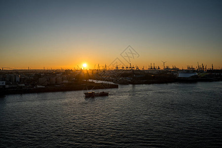 日落黄昏时Elbe河Hafen市哈芬图片