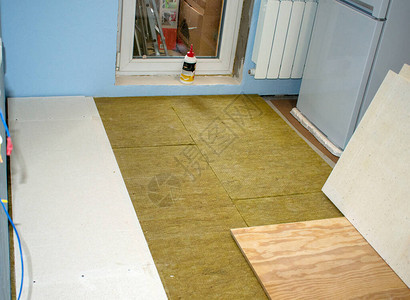 在公寓里铺设地板地板的石棉领带地板隔音冰箱的一部分图片