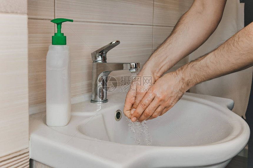 一个人用自来水洗手在家中的浴室里洗手时用图片