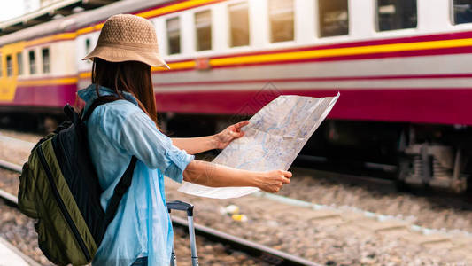 单肩背负载旅行者安全计划差旅低成本票价的行程图片