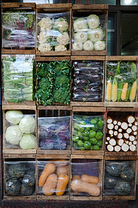 街市小贩用木箱装蔬菜图片