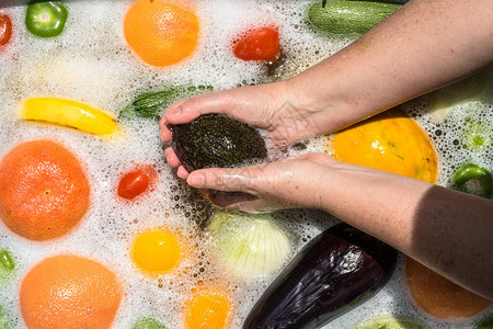 在肥皂水中清洗水果和蔬菜进行图片