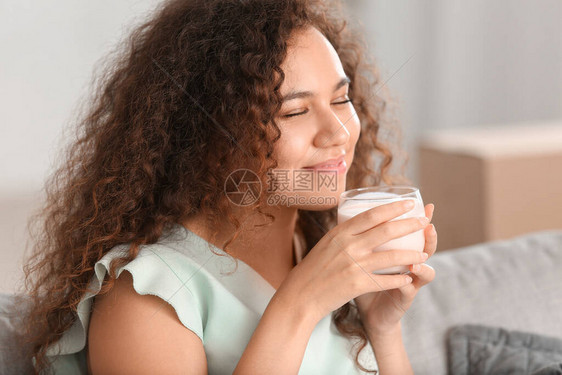 在家喝美味酸奶的年轻女人图片