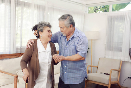 年老的退休夫妇丈夫帮助妻子背部疼痛图片