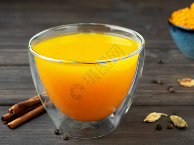 杯用姜黄蜂蜜和香料制成的天然健康凉茶喝酒以增强对流感和普通的免疫力医学和健康生活方式图片