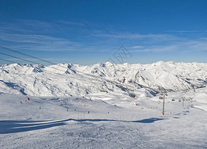 在冬季高山度假胜地以椅子起重机俯视滑雪图片