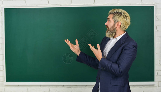 宣布免费课程教师启迪成功之路老师讲解题目黑板前的男老师高中的平均成绩很好学习背景图片