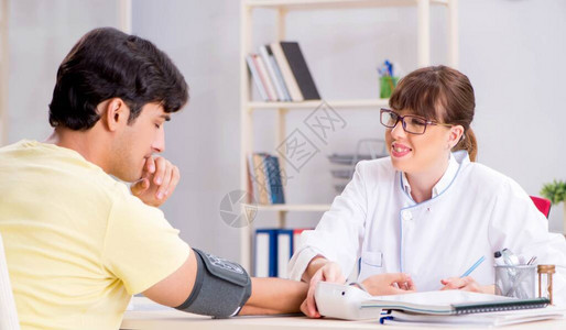 检查病人血压的年轻医生负责检图片