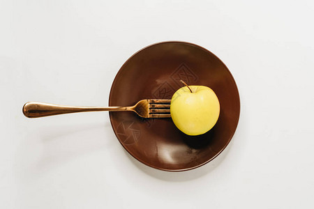 健康饮食体重控制苹果在叉子上的白色背景图片