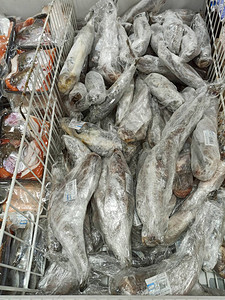 波洛克在商店里超市冰箱里的冷冻鱼冷冻海鲜出售冷冻鳕鱼在商店食品添加剂新鲜的鱼和海鲜生鱼片准图片