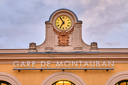 位于法国西南部TarnetGaronne省TarnetGaronne镇的火车站图片