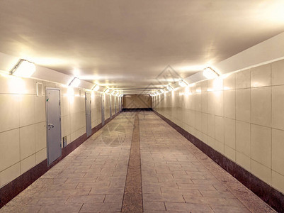 空荡的行人隧道地下通道图片