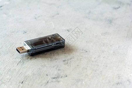 灰色背景上的USB万用表充电器检测器背景图片