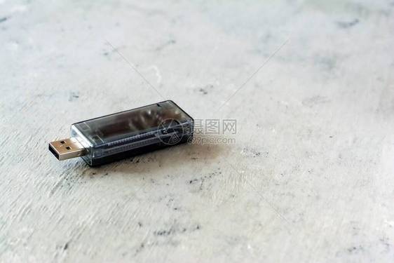 灰色背景上的USB万用表充电器检测器图片