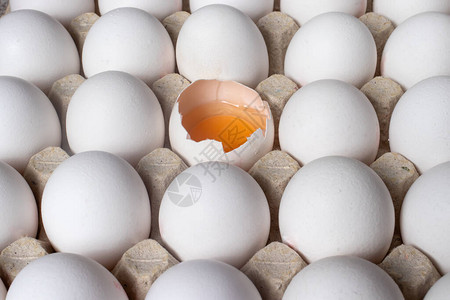 白生鸡蛋侧视一个蛋碎了蛋黄和图片