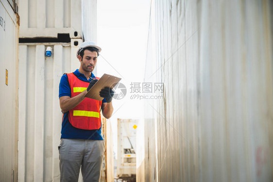 工头拿着剪贴板在集装箱货港工作商业物流进图片