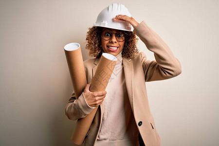 非洲裔美国卷发建筑师女人戴着安全头盔和眼镜图片