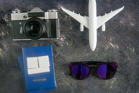 飞机眼镜旧相机护照和木制立方体图片