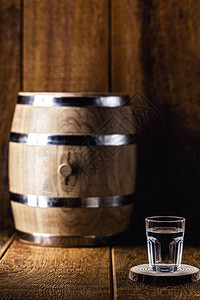 老橡木桶和优质蒸馏酒精玻璃巴西银cachaca图片