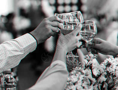 一群朋友的手碰着酒杯敬酒和祝贺在餐厅度假3D虚拟现实故障效应3D虚背景图片