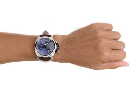 蓝色拨号的时装手表和男子手腕上的棕鳄高清图片