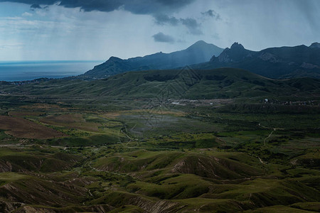 从克里米亚的克里门特耶夫山到春天暴风雨前的山谷景色令人难以图片