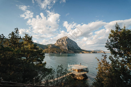 海边夏季山区的山地景观图片