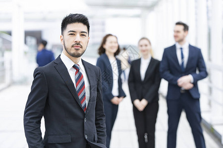 由不同国籍的男和女成员组成的图片