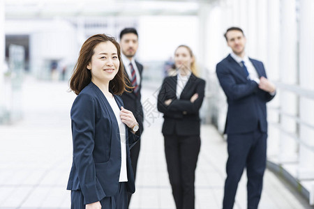 由不同国籍的男和女成员组成的图片