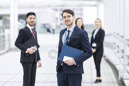 由不同国籍的男和女成员组成的图片